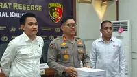 Kombes Pol Setyo K Heriyanto, Kombes Pol Erlan Munaji didampingi penyidik menunjukan berkas kasus dugaan korupsi dugaan korupsi pembangunan Gedung Expo Eks THR Dinas Perindustrian dan Perdagangan Kabupaten Kotawaringin Timur tahun anggaran 2019-2020 dalam pers rilis di Polda Kalteng, Senin (19/8/2024).