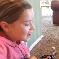 Lihatlah apa yang dilakukan gadis kecil ini kepada adiknya yang down syndrome, bikin banyak orang nangis. (Foto: Capture YouTube.com)