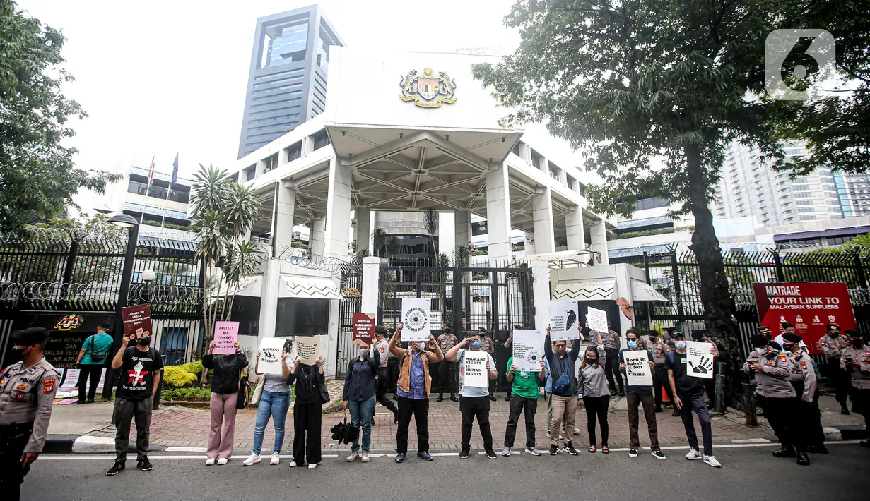 Sejumlah buruh migran menggelar aksi di depan Kedutaan Besar Malaysia, Jakarta, Selasa (9/8/2022). Mereka menuntut pemerintah Malaysia melakukan perbaikan dan menghentikan berbagai praktik kejam di dalam pusat tahanan imigrasi. (Liputan6.com/Faizal Fanani)