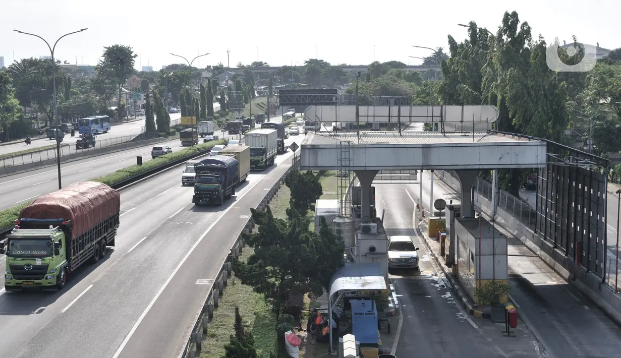 Sejumlah kendaraan melintasi ruas Tol Jagorawi, Jakarta, Rabu (22/4/2020). Pemerintah resmi memberlakukan larangan mudik mulai 24 April 2020 sebagai tindakan pencegahan penyebaran virus corona COVID-19 dengan membatasi kendaraan yang melewati jalan tol. (merdeka.com/Iqbal S. Nugroho)