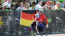 Seorang peserta mendapat sambutan hangat dari penonton saat menggendong anaknya  pada ajang Invictus Games Orlando 2016 di ESPN Wide World of Sports complex, (10/5/2016), Lake Buena Vista, Florida.   (Gerardo Mora/Getty Images for Invictus Games/AFP)