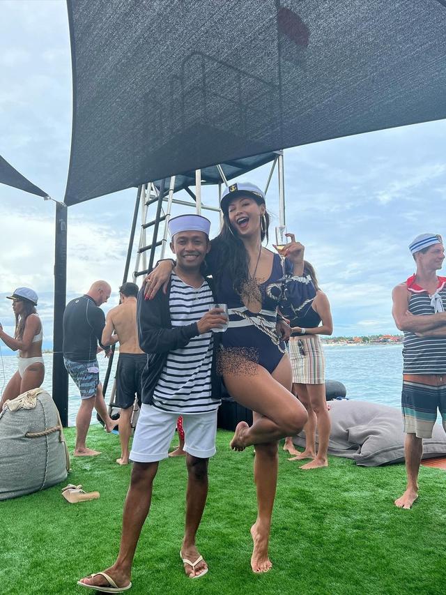 Tampil Pakai Baju Pelaut, Ini 7 Potret Indah Kalalo di Ulang Tahun Suami