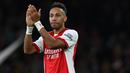 <p>Pierre-Emerick Aubameyang. Striker Gabon berusia 32 tahun ini didatangkan Arsenal dari Borussia Dortmund pada pertengahan musim 2017/2018 dengan nilai transfer 63,75 juta euro. Usai 5 musim dan tampil dalam total 163 laga dengan torehan 92 gol dan 21 assist, ia dilepas gratis ke Barcelona pada bursa transfer Januari 2022 akibat tidak mendapat tawaran kontrak baru usai ulah tindakan indisiplinernya. (AFP/Glyn Kirk)</p>