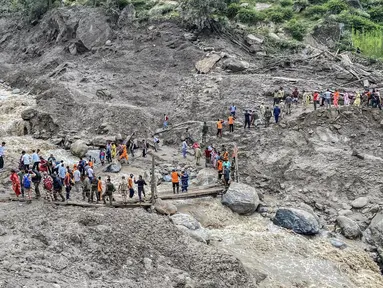 Personel dari Pasukan Penanggulangan Bencana Nasional India (NDRF) berupaya menyelamatkan para peziarah Hindu setelah banjir bandang melanda sebuah desa di distrik Kishtwar pada 15 Agustus 2025. (Mir Imran/AFP)