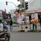 Petugas KPUD melakukan sosialisasi pilkada di berbagai titik di Kota Depok. (Liputan6.com/ George Genesis)