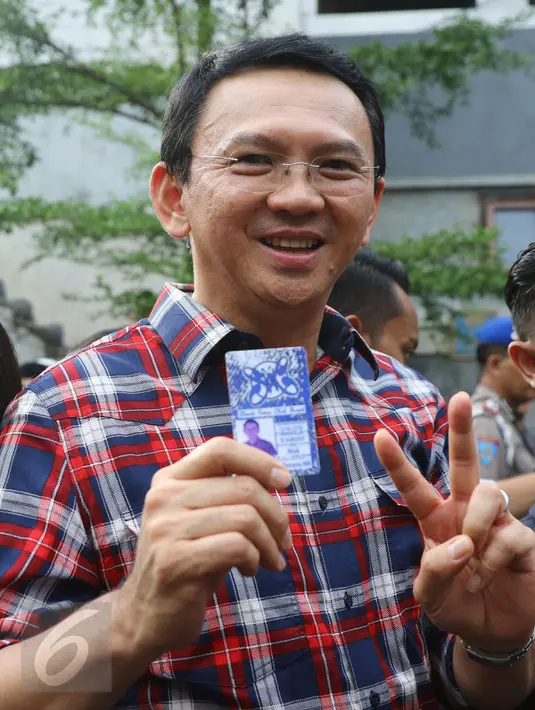 Cagub DKI no urut dua, Basuki T Purnama menunujukkan id anggota Slankers usai melakukan pertemuan tertutup dengan personil grup band Slank di markas Slank, Jakarta, Kamis (22/12/2016). (Liputan6.com/Herman Zakharia)