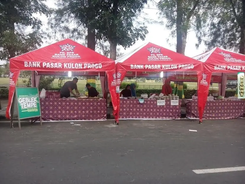 Pasar Takjil Ramadan digelar dari 27 Mei hingga 18 Juni 2017 di utara Alun-alun Wates tepatnya di depan Rumah Dinas Bupati Kulonprogo, Daerah Istimewa Yogyakarta. (Liputan6.com/Yanuar H)