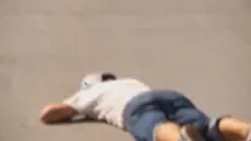Lihat aksi seorang pemain skateboard terjatuh namun tetap meluncur seperti Superman. Sumber: Youtube/Mashable.com