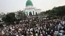 Ribuan pelayat saat menanti kedatangan jenazah tokoh PBNU KH Hasyim Muzadi di Ponpes Al-Hikam, Kukusan, Beji, Depok, Kamis (16/3). KH Hasyim Muzadi wafat di usia 73 tahun, Kamis pagi sekitar pukul 06.15 WIB. (Liputan6.com/Immanuel Antonius)