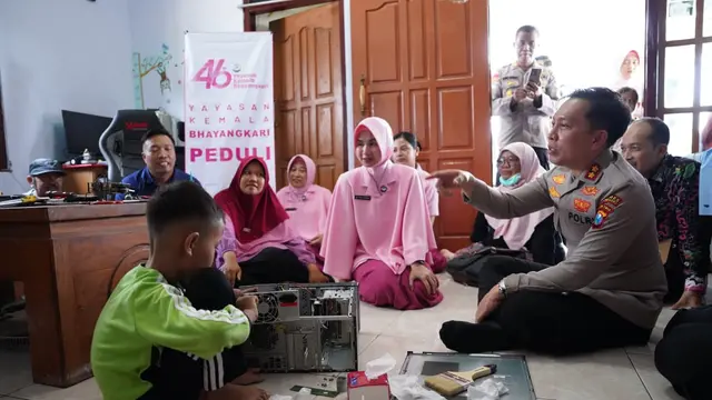 Bocah asal Bojonegoro bernama Daffa ahli dalam merakit elektronik dan tertarik pada sains. (Liputan6.com/Ahmad Adirin)