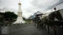 Sejumlah peserta mengikuti kirab dengan menaiki andong melintasi kawasan Tugu ,Yogyakarta,(14/5/2016).Kirab di laksanakan untuk menyambut peringatan ulang tahun satu abad kabupaten sleman.(Boy Harjanto)