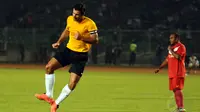 Selebrasi ala Luis Figo (kiri) usai berhasil menjebol gawang Hendro Kartiko di Stadion GBK Jakarta, (7/6/2014). (Liputan6.com/Helmi Fithriansyah)