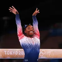 Sempat mundur karena masalah kesehatan mental, pesenam AS Simone Biles kembali berlaga di olimpiade Tokyo. Kostumnya curi perhatian netizen. (Instagram/Tokyo 2020).