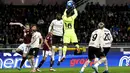 Pemain AC Milan Mike Maignan meraih bola saat melawan Torino pada pertandingan sepak bola Serie A di Olimpico Grande Torino Stadium, Turin, Italia, 10 April 2022. Pertandingan berakhir tanpa gol. (Fabio Ferrari/LaPresse via AP)