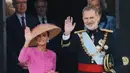 Ratu Letizia dari Spanyol mengenakan setelan berwarna merah muda dengan detail peplum dan sulaman dengan clucth 'Scala Insignia' yang serasi dirancang khusus untuknya oleh Direktur Kreatif wwCarolina Herrera, Wes Gordon. Ia tampil dengan topi unik cokelat dihias warna pink. @balel.luxury.hats.