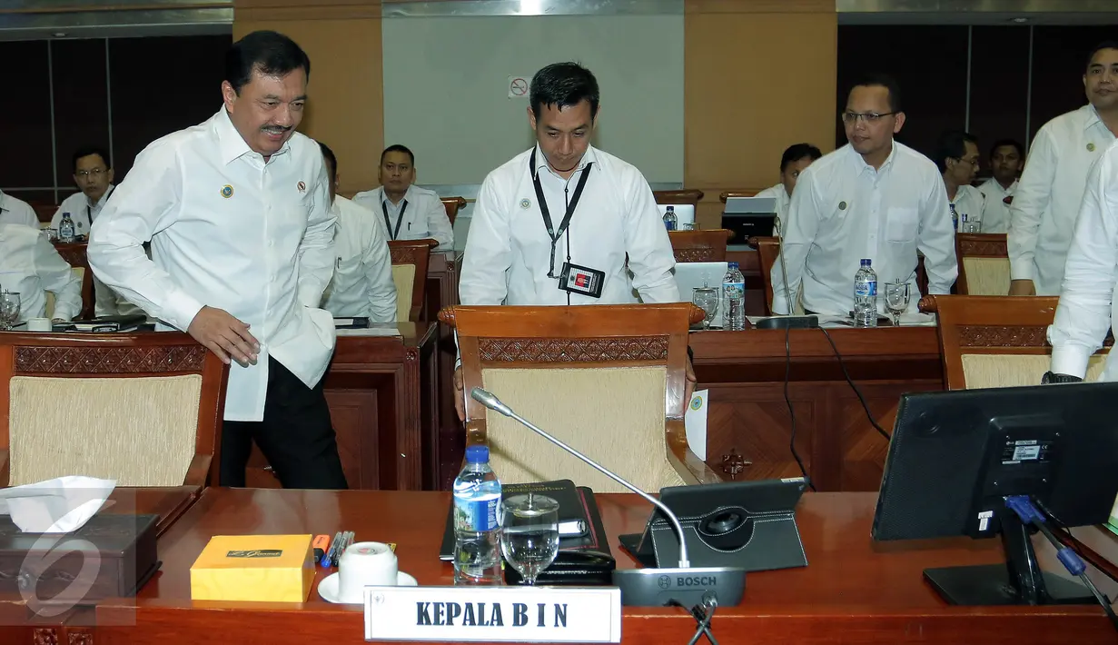 Kepala BIN Budi Gunawan bersiap mengikuti rapat kerja dengan Komisi I DPR di Kompleks Parlemen, Senayan, Jakarta, Rabu (19/10). Rapat membahas Penyesuaian RKA-K/L Tahun 2017 sesuai hasil pembahasan Banggar DPR RI. (Liputan6.com/Johan Tallo)