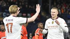 Pemain Manchester City, Erling Haaland (kanan) melakukan selebrasi bersama Kevin De Bruyne setelah mencetak gol ke gawang Luton Town pada laga putaran kelima Piala FA 2023/2024 yang berlangsung di Kenilworth Road Stadium, Luton, Inggris, Rabu (28/02/2024) dini hari WIB. (AFP/Justin Tallis)