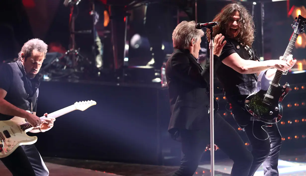 Aksi Jon Bon Jovi saat tampil di atas panggung iHeartRadio Music Awards 2018 di Inglewood, California, (11/3). iHeartRadio Music Awards adalah sebuah penghargaan musik untuk musisi dunia yang lagunya didengar sepanjang tahun. (AFP Photo/Rich Polk)