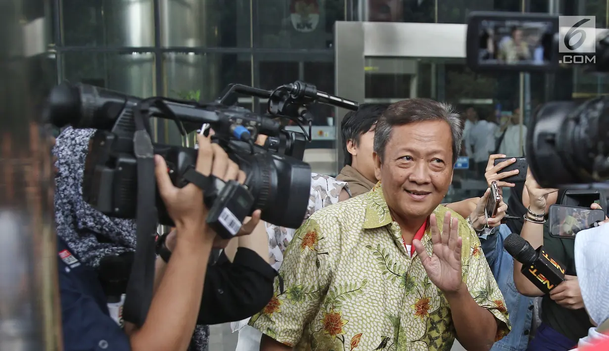 Ketua DPD Gerindra ‎Lampung, Gunadi Ibrahim melambaikan tangan sambil meninggalkan Gedung KPK, Jakarta, Jumat (9/3). Gunadi keluar dari ruang penyidik untuk menjalankan salat jumat di tengah pemeriksaan yang dijalaninya. (Liputan6.com/Herman Zakharia)