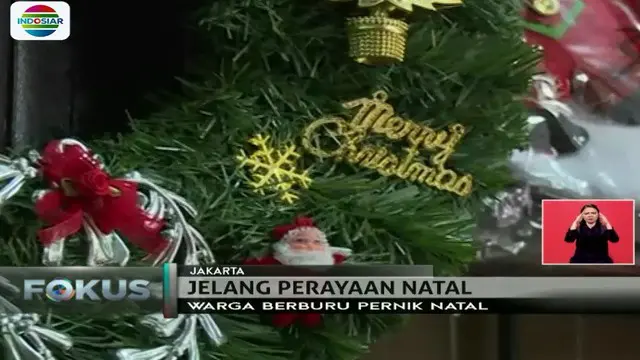 Sementara itu, pedagang pohon cemara di kawasan Kelapa Dua, Jakarta barat juga mulai ramai didatangi pembeli jelang Natal.