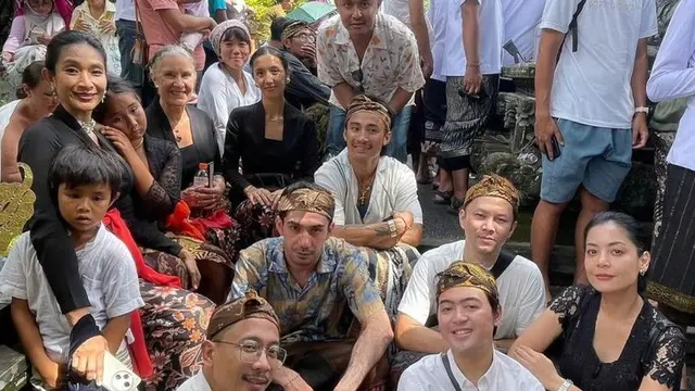 Happy Salma dan Lulu Tobing  saat Upacara Ngaben di Bali