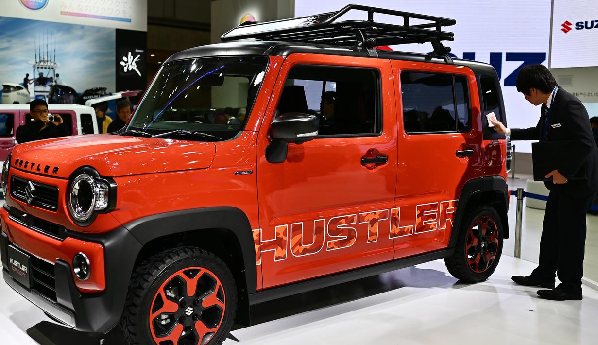 Mobil konsep Suzuki Hustler dipamerkan dalam Tokyo Motor Show di Tokyo, Jepang, Jumat (25/10/2019). (TRIBALLEAU CHARLY/AFP)