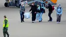 Pemulangan ini usai kapal pesiar MV Hondius menjadi pusat wabah Hantavirus (varian virus Andes) selama pelayaran dari Amerika Selatan. Tampak dalam foto, para penumpang yang dievakuasi dari kapal pesiar MV Hondius, diduga terjangkit hantavirus, tiba di bandara Eindhoven, Belanda, Minggu 10 Mei 2026. (AP Photo/Peter Dejong)