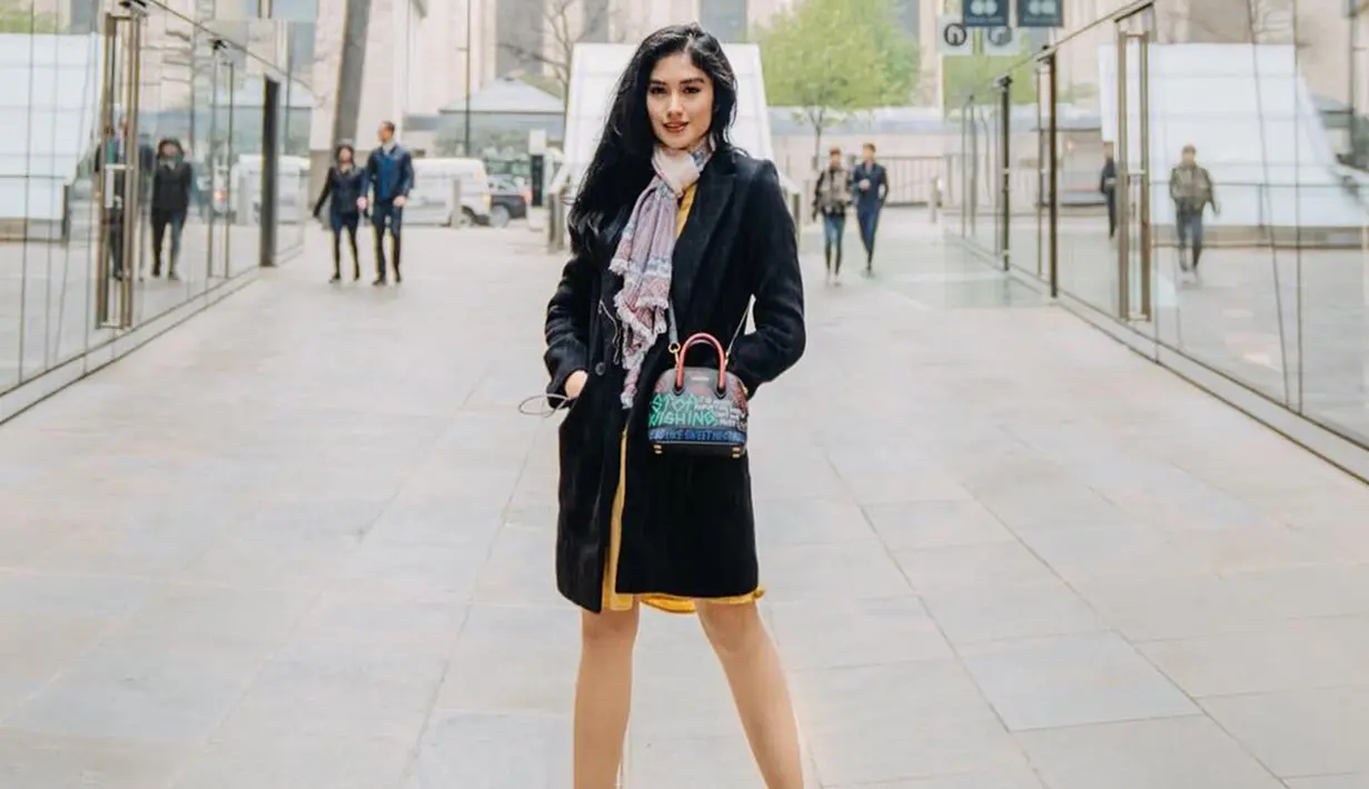 Dalam beberapa fotonya, wanita kelahiran 24 Januari 1999 ini kerap terlihat menggunakan coat saat berlibur di luar negeri. Gaya Ochi dinilai tetap memesona dan stylish. (Liputan6.com/IG/@ochi24)