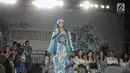 Model memeragakan busana rancangan desainer Ghea Panggabean dalam acara budaya perempuan Supreme Indonesia di Silang Monas, Jakarta, Selasa (31/7). Sebanyak 25 koleksi rancangan Ghea ditampilkan dalam acara tersebut. (Liputan6.com/Faizal Fanani)