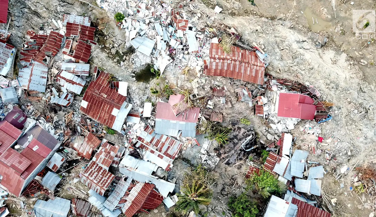 Pantauan udara ratusan rumah terendam lumpur dan tanah di Petobo, Palu Selatan, Sulawesi Tengah, Rabu (3/10). Menurut BNPB, sedikitnya 744 rumah terendam akibat fenomena likuifaksi. (Liputan6.com/Fery Pradolo)