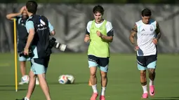 Penyerang Timnas Argentina, Julian Alvarez (tengah) saat mengikuti sesi latihan untuk turnamen sepak bola Piala Dunia 2026 di Pusat Pelatihan Sporting KC, Kansas City pada Kamis 11 Juni 2026. (JUAN MABROMATA/AFP)