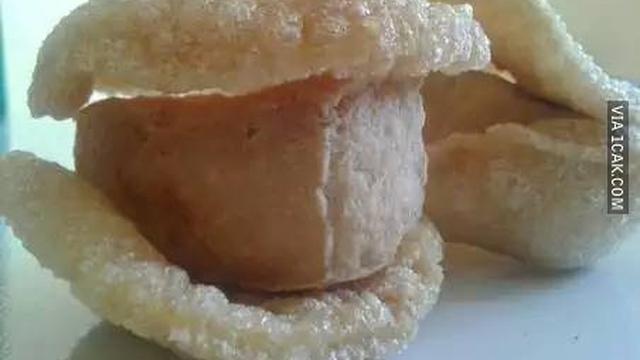 8 Potret Kocak Orang Menikmati Kerupuk Ini Bikin Heran