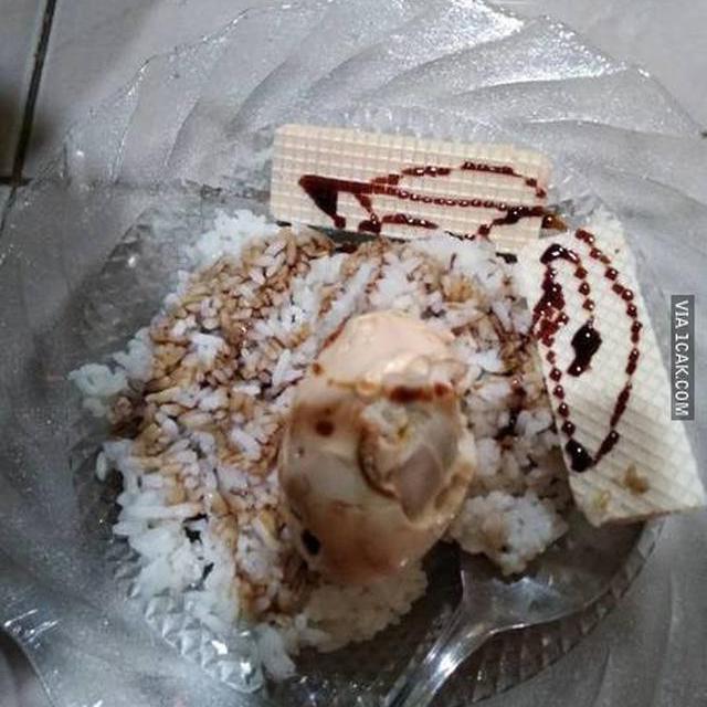 6 Potret Nasi dengan Lauk Camilan Ini Nyeleneh, Rasanya Bikin Penasaran