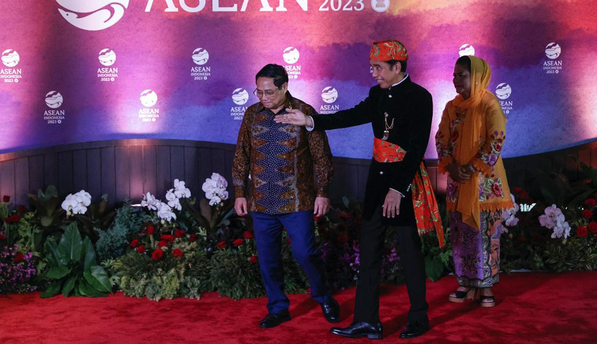 Perdana Menteri Vietnam Pham Minh Chinh (kiri) disambut oleh Presiden Indonesia Joko Widodo atau Jokowi (tengah) dan Ibu Negara Iriana Widodo (kanan) pada gala dinner KTT ke-43 ASEAN di Jakarta, Indonesia, Rabu (6/9/2023). (Mast IRHAM/POOL/AFP)