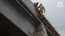 Pekerja menyelesaikan proyek pembangunan jalan layang (flyover) Cakung, Jakarta, Kamis (28/1/2021). Bina Marga DKI Jakarta akan melakukan uji coba penggunaan flyover dengan biaya pembangunan  Rp 261 miliar tersebut pada Febuari mendatang. (merdeka.com/Imam Buhori)