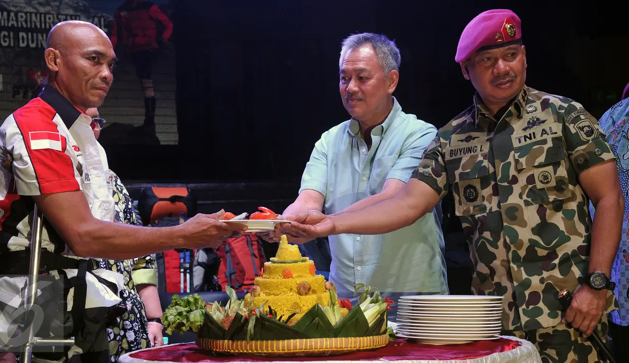 Pendaki gunung tunadaksa berkaki satu, Sabar Gorky (kiri) bersama Pendiri Yayasan Artha Graha Peduli Tomy Winata (tengah) dan Komandan Korps Marinir TNI AL Mayjen Buyung Lalana saat konpers, Jakarta, (18/2). (Liputan6.com/JohanTallo)
