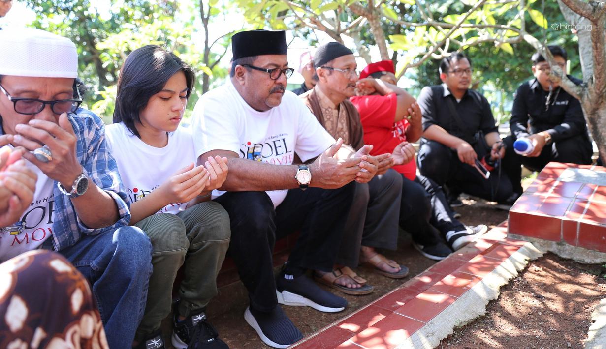 Jelang Tayang, Rano Karno dan Keluarga Si Doel Ziarah ke Makam Pak Tile