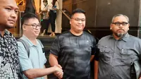 Pengemudi Pajero Wiliam Yani (kedua dari kanan) bersalaman dengan sopir Yaris, Yohanes Aditya Susanto. Keduanya sempat cekcok dan videonya viral. (Liputan6.com/Ady Anugrahadi)