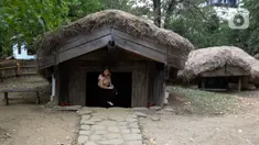 Pengunjung saat melihat museum nasional desa  "Dimitrie Gusti" di Bucharest, Rumania, Rabu (27/9/2023). (Liputan6.com/Herman Zakharia)