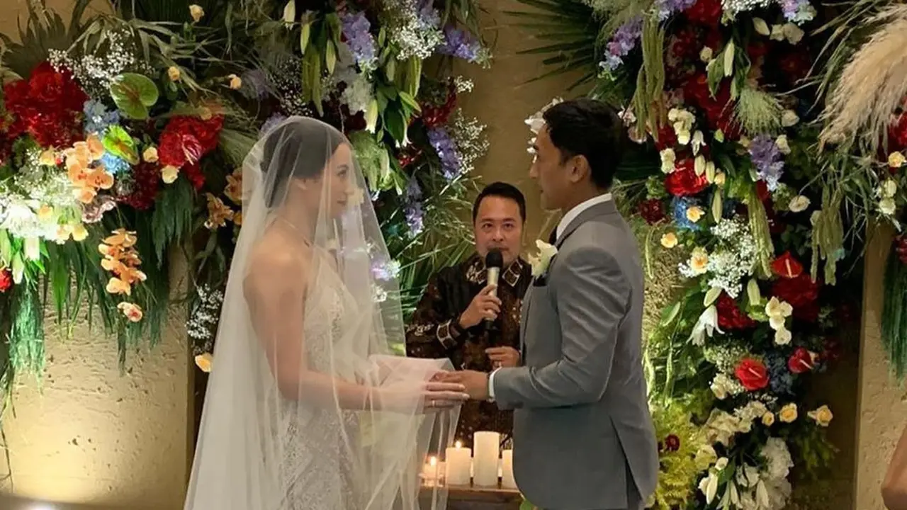 [Fimela] Restu Sinaga dan Vicky Monica