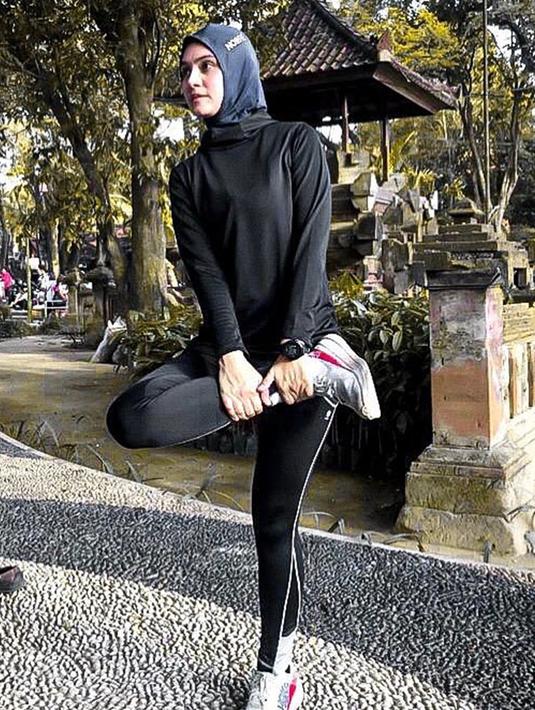 Ibu dua orang anak ini tetap aktif berolahraga meski saat ini memasuki usia 31 tahun. Ia mengaku kecintaannya terhadap olahraga lari karena mudah dan tak butuh alat penunjang. (Liputan6.com/IG/@zeezeeshahab)