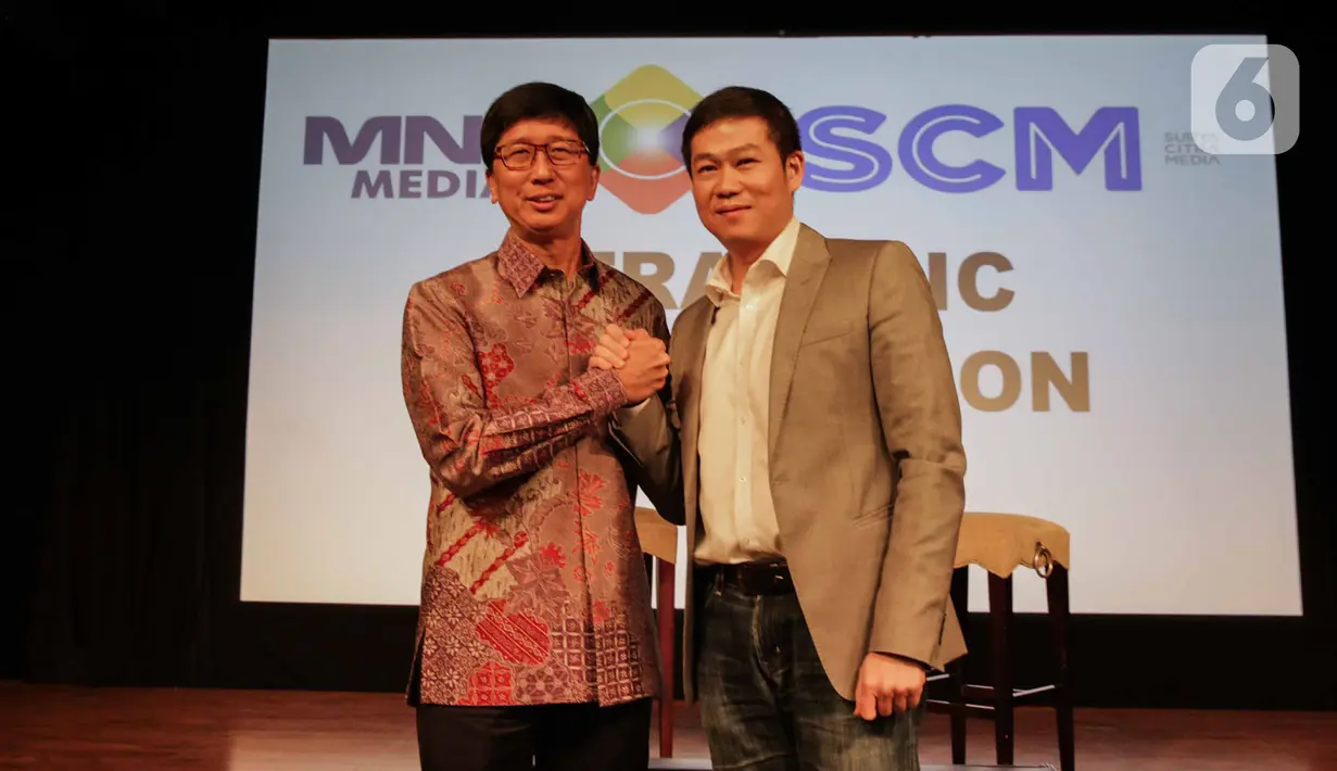 CEO PT Surya Citra Media Tbk Sutanto Hartono (kiri) bersalaman dengan Direktur Utama PT Media Nusantara Citra Tbk David Fernando Audy usai menandatangani MoU kerja sama di Jakarta, Kamis (12/12/2019). SCM dan MNC menjalin kerja sama untuk meningkatkan sektor bisnis. (Liputan6.com/Faizal Fanani)