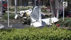 Sebuah pesawat menabrak mobil yang sedang parkir. Akibatnya 5 orang tewas setelah kecelakaan.