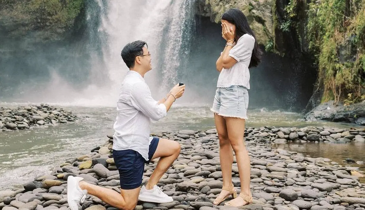 <p>Dalam unggahan itu, Maudy dan Jesse berdiri di sebuah air terjun. (Instagram/maudyayunda).</p>