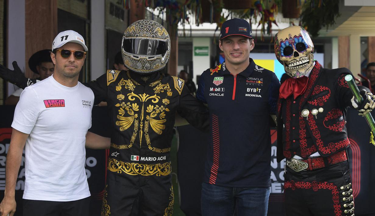 Pembalap Red Bull Racing, Sergio Perez (kiri) dan Max Verstappen (kedua kanan) berfoto bersama dengan maskot setelah acara pecah pinata jelang Formula 1 GP Meksiko 2023 di paddock Sirkuit Hermanos Rodriguez, Meksiko, Kamis (26/10/2023) waktu setempat. (AFP/Claudio Cruz)