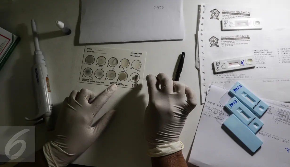 Teknisi kesehatan melakukan pemeriksaan di ruang sero imunologi laboratorium kesehatan Rumah Sakit Husada, Jakarta, Rabu (08/2). Pemeriksaan guna mengetahui sistem kekebalan tubuh, adanya penyakit infeksi  dan penanda tumor. (Fery Pradolo/Liputan6.com)