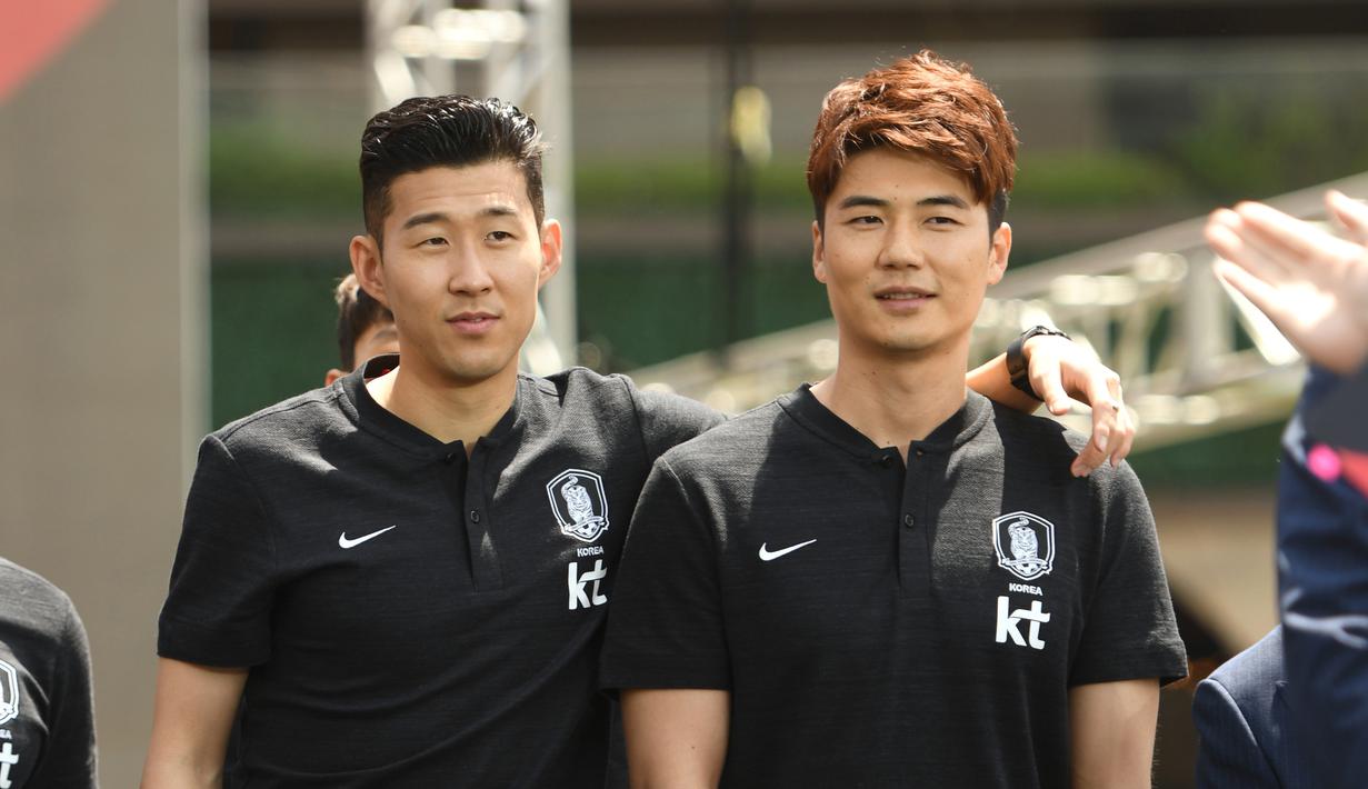 Meski sibuk dengan pekerjaannya sebagai seorang atlet, Son Heung Min nampaknya tak lupa habiskan waktu dengan kawan-kawannya. Senyumnya yang manis tentu bisa bikin hati para wanita jadi berdebar. (Foto: AFP/Jung Yeon-je)