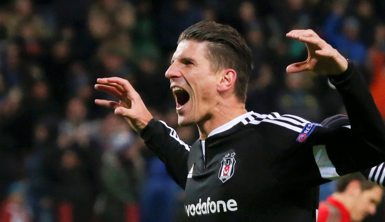 Ekspresi pemain Besiktas, Mario Gomez, setelah mencetak gol ke gawang Lokomotiv Moscow dalam laga Grup H Liga Europa di Moscow, Rusia, Jumat (23/10/2015) dini hari WIB. (Reuters/Maxim Shemetov)