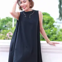 "Aku kirimi gambarnya, alhamdulillah datang barangnya. Kalau kurang satu ya bete, tapi ya sudah nggak apapa. Itu adalah memanfaatkan momen. Nggak punya sepatu teplek ya minta beli. Tapi belinya yang bagus," papar Ayu. (Adrian Putra/Bintang.com)