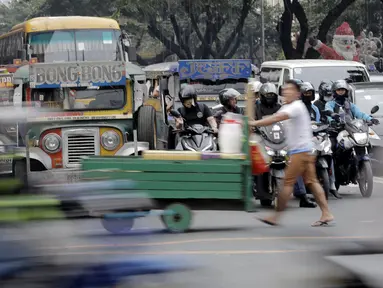 Sebuah mobil Jeepney terjebak di antara kemacetan yang terjadi di Manila, Filipina, Jumat (22/11). Jeepney merupakan transportasi umum paling populer dan sudah menjadi ikon di Filipina. (Bola.com/M Iqbal Ichsan)